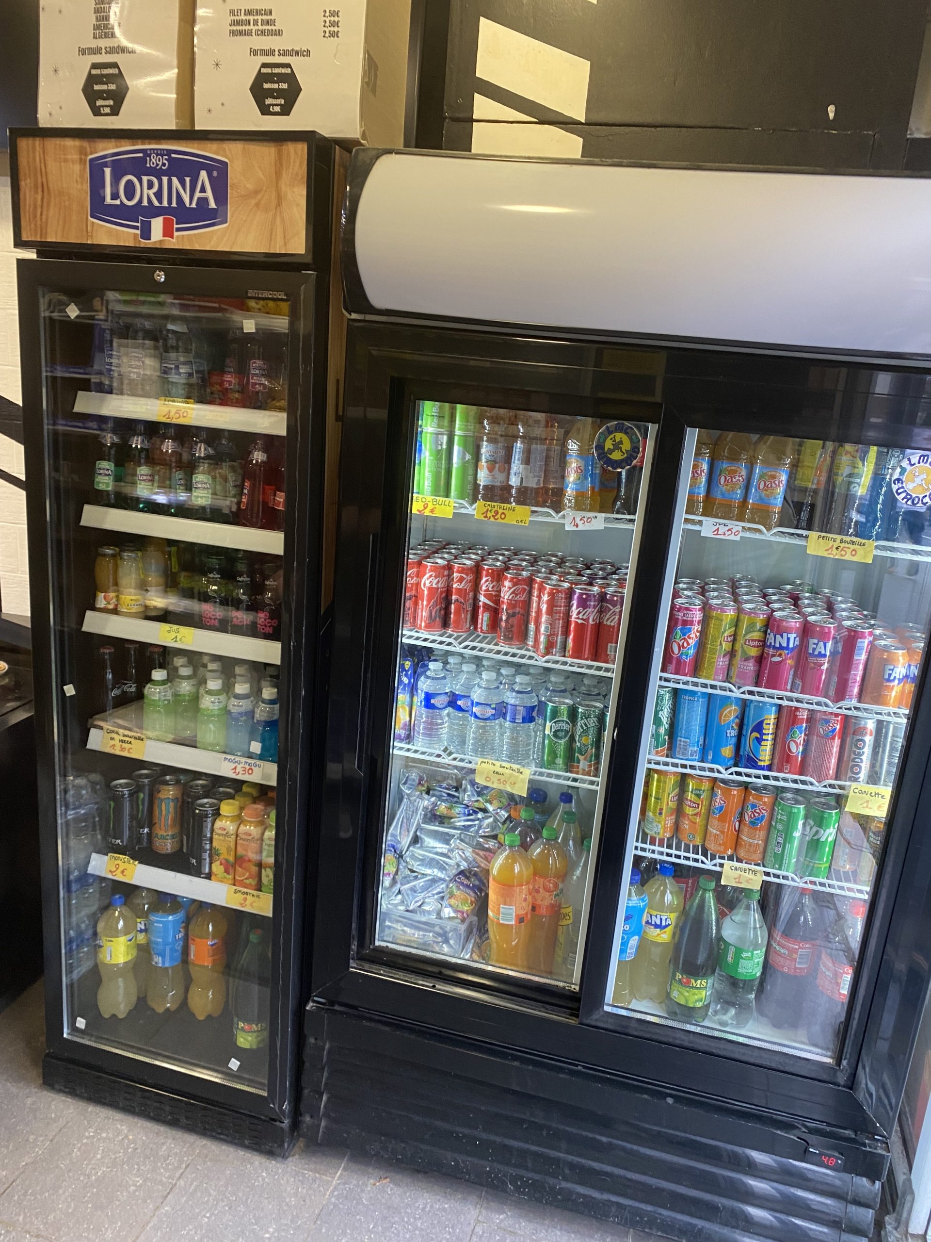 Réfrigérateur avec un large choix de boissons, gazeuses ou non, avec ou sans sucre