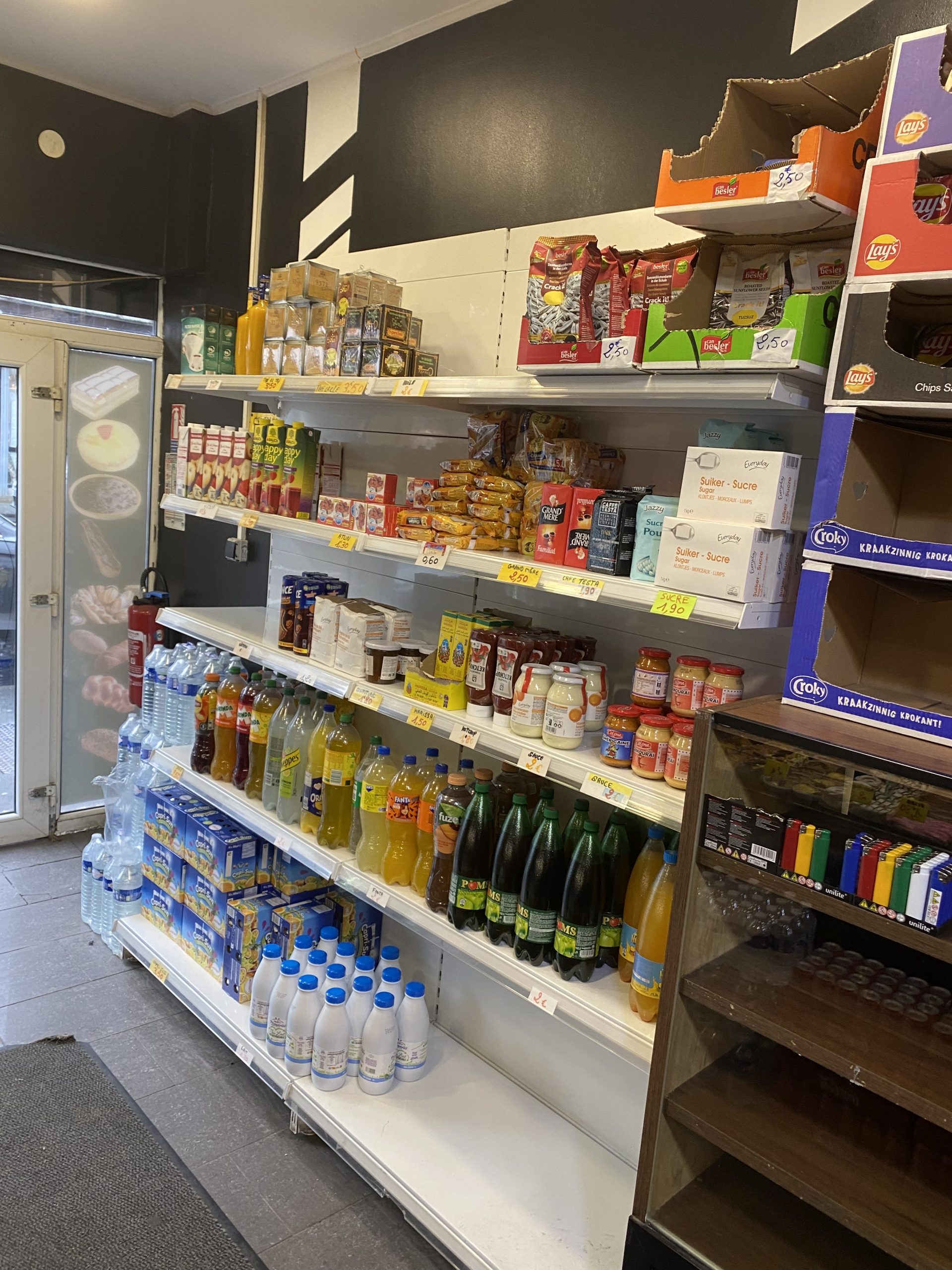 Rayon épicerie avec un petit étalage de produits