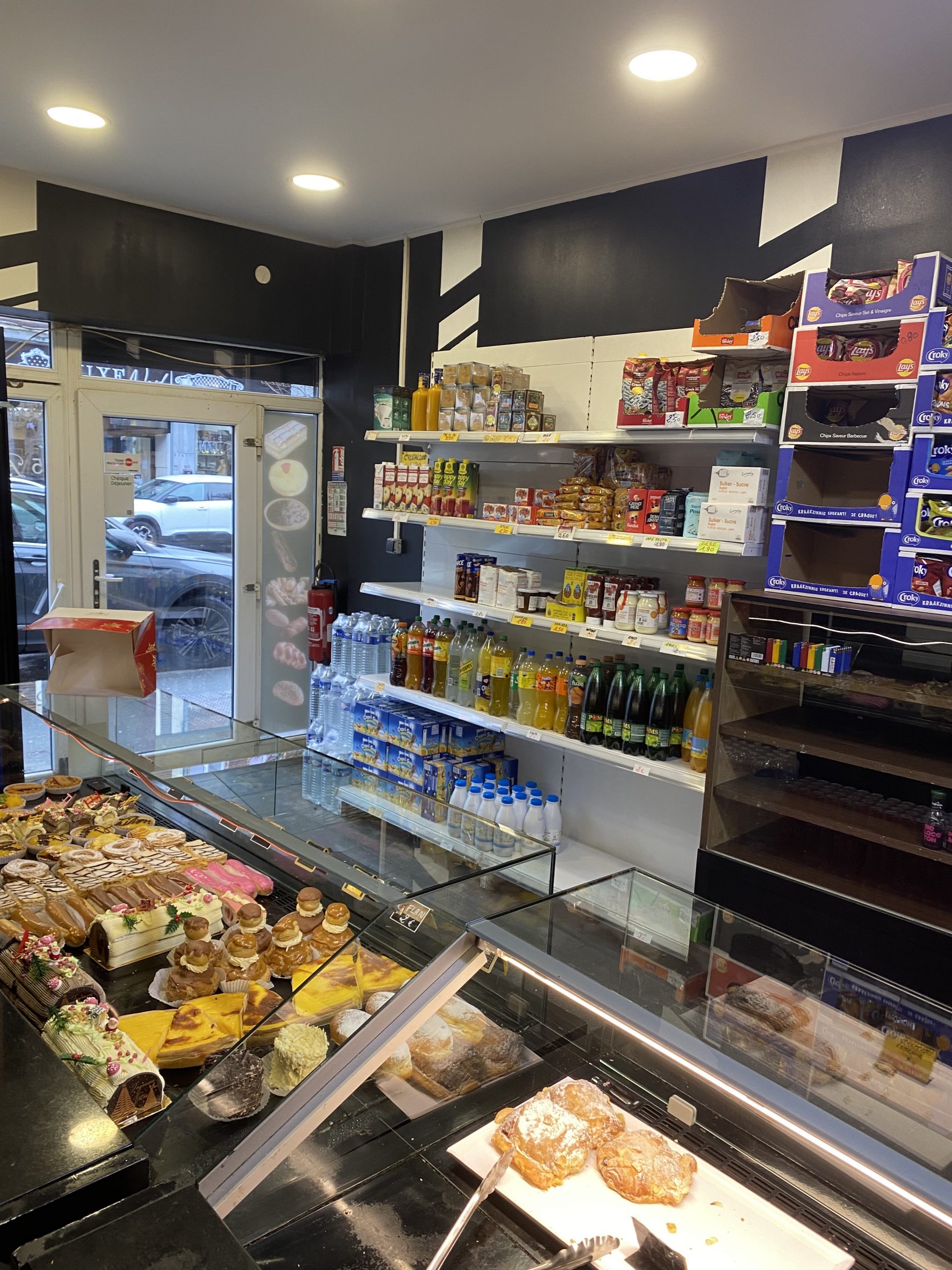 Vision reculée du coin épicerie de la boulangerie