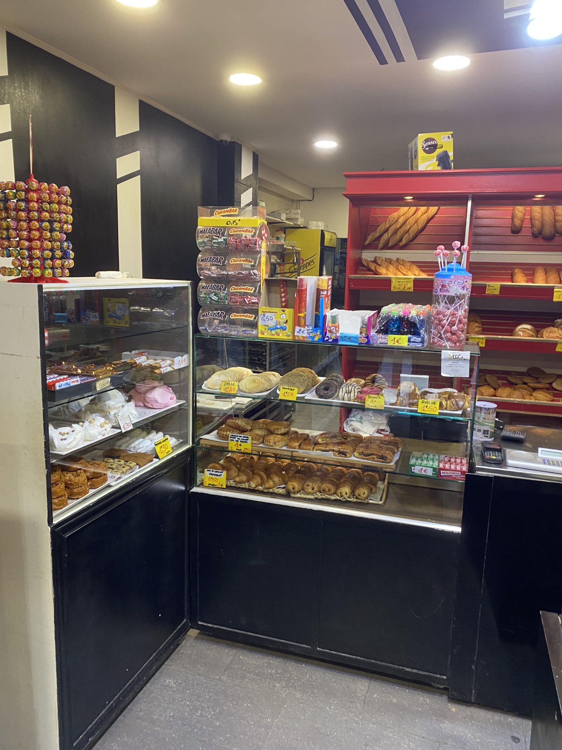 Quelques petits pains au chocolat, croissants, chaussons aux pommes, et autre sucreries